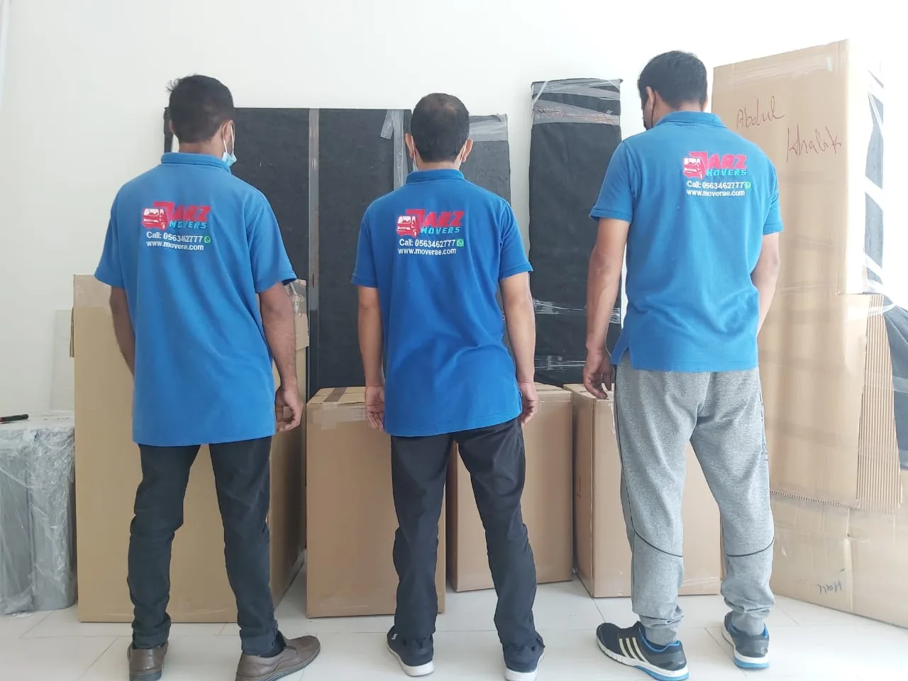 ARZ Movers crew with documentation and labelled boxes
