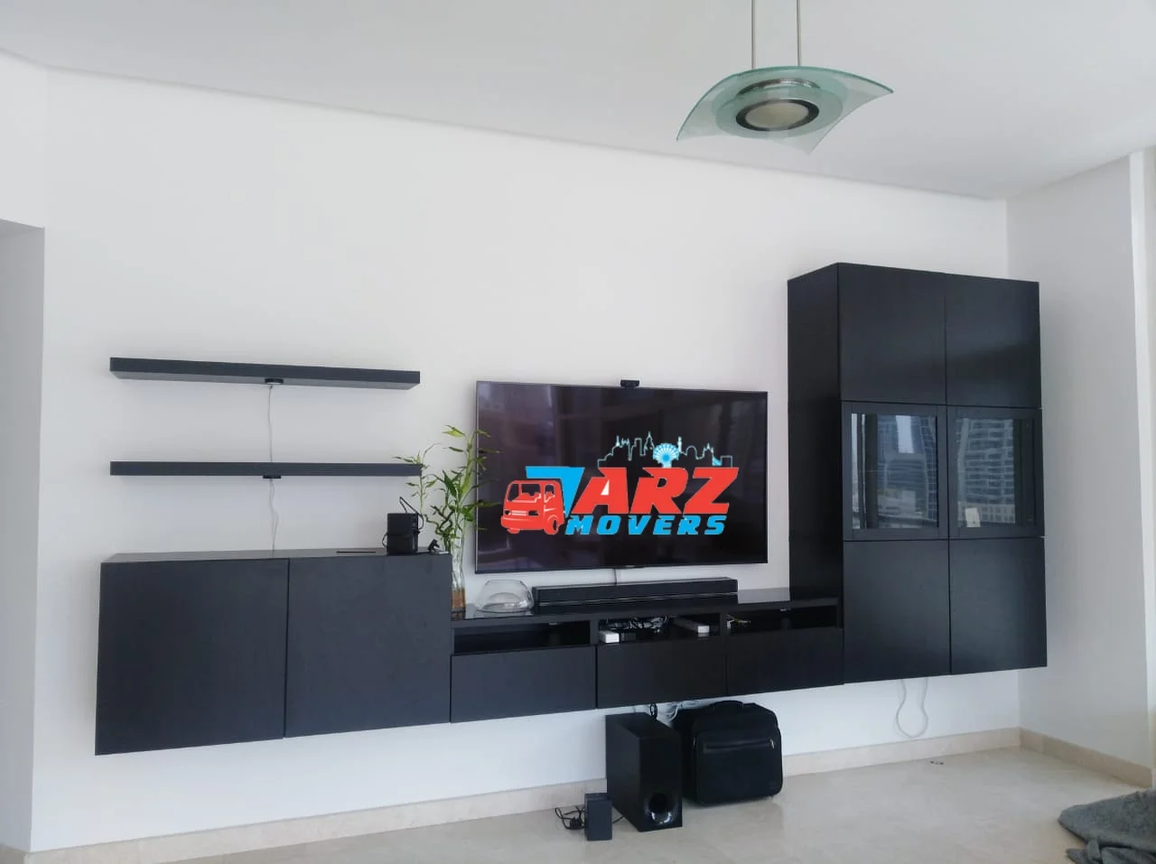 ARZ Movers team handling furniture with insured transport, trained staff and climate-controlled moving trucks.